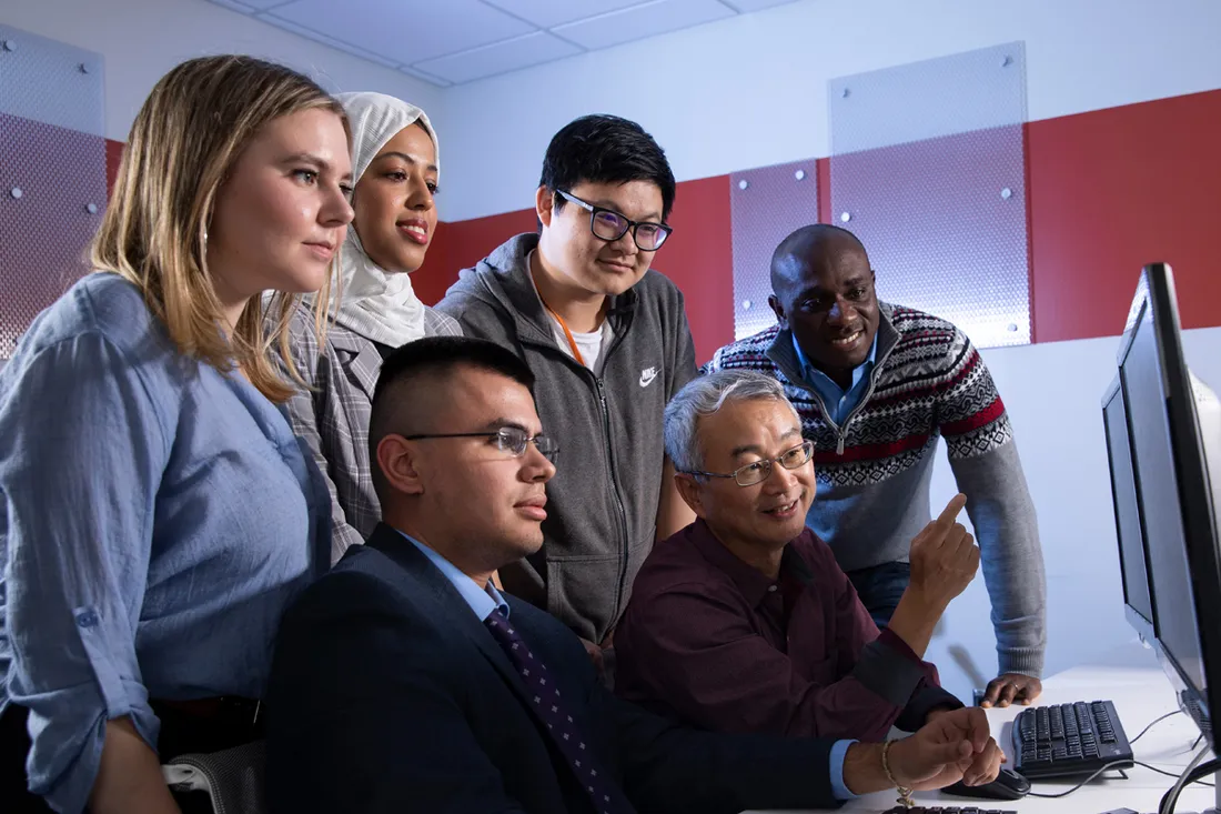 Kevin Du teaching students in his Cyber Security lab.