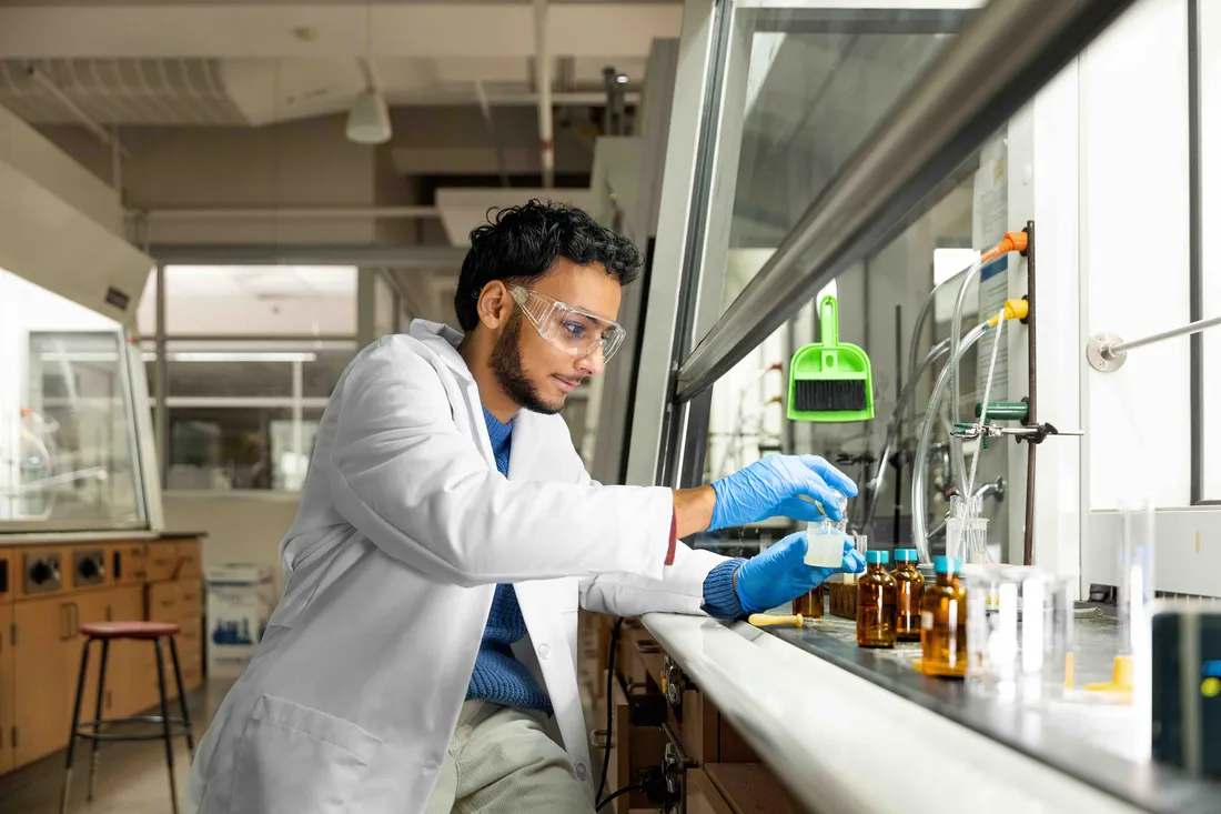 Ahmed Fakhr ’25 working in a laboratory.