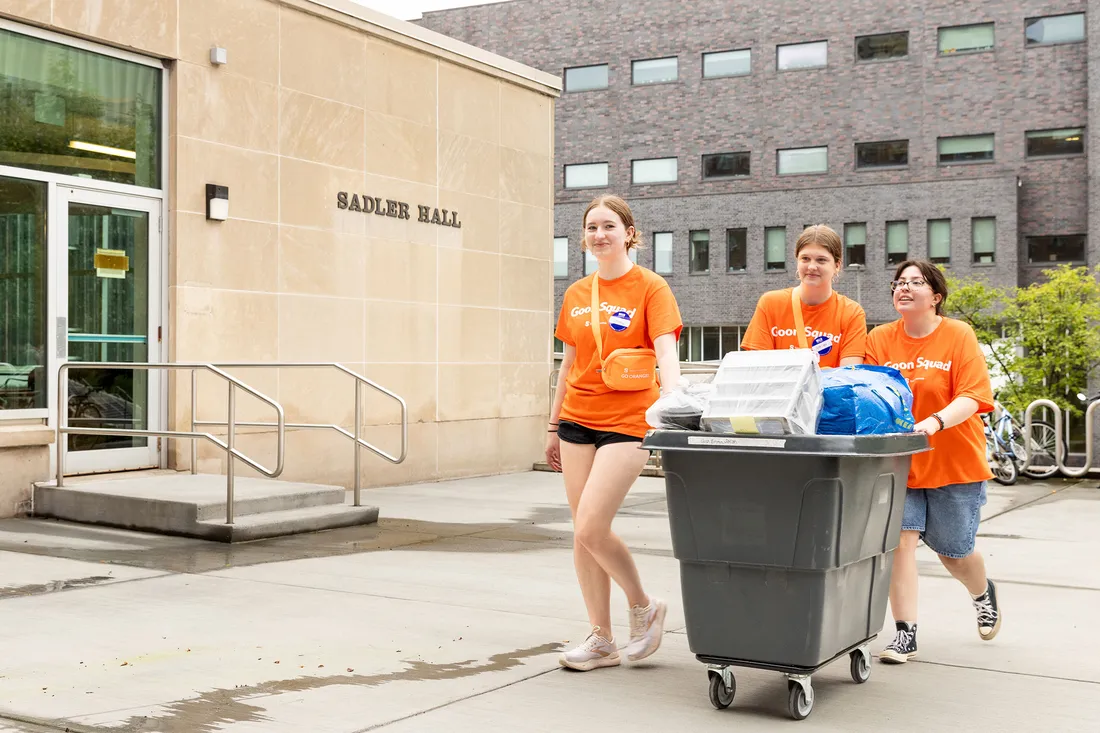 Good Squad students helping on move-in day.