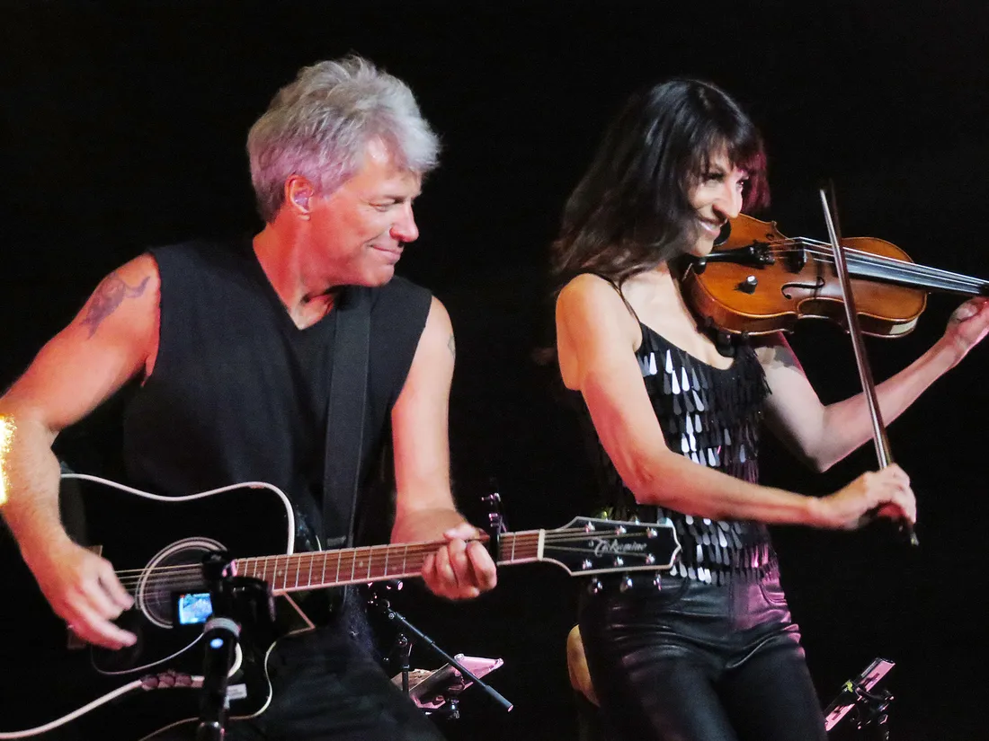 Lorenza Ponce playing on stage with Bon Jovi.