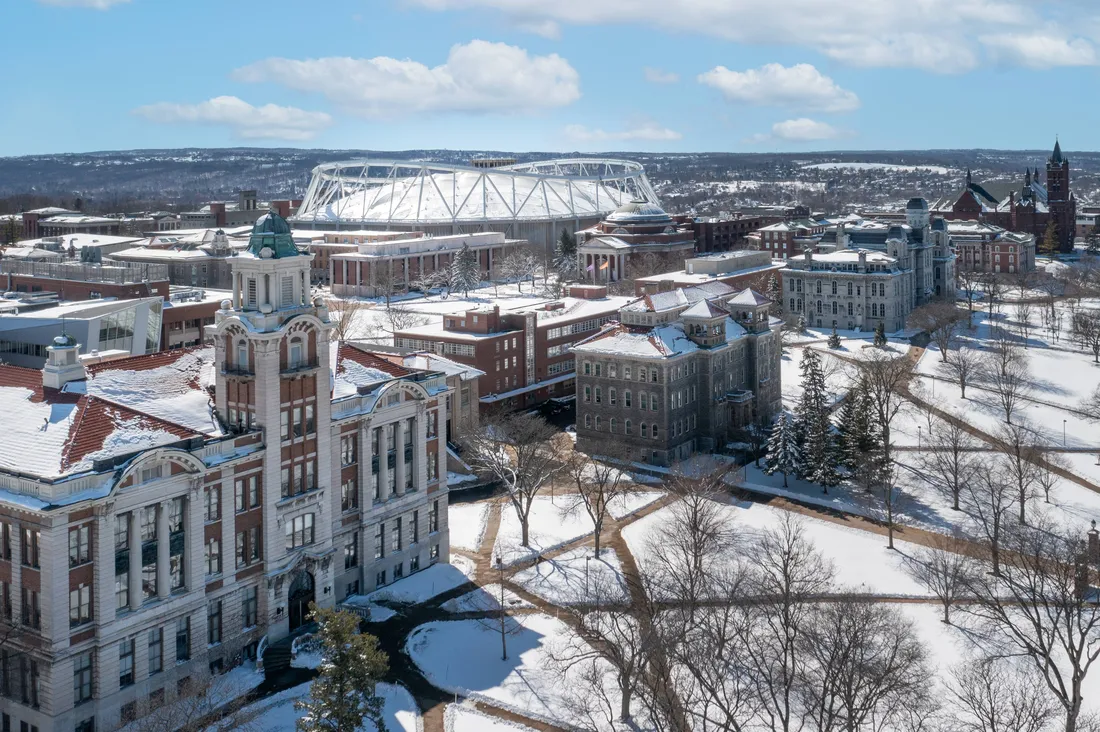 Syracuse Universities campus during the winter.