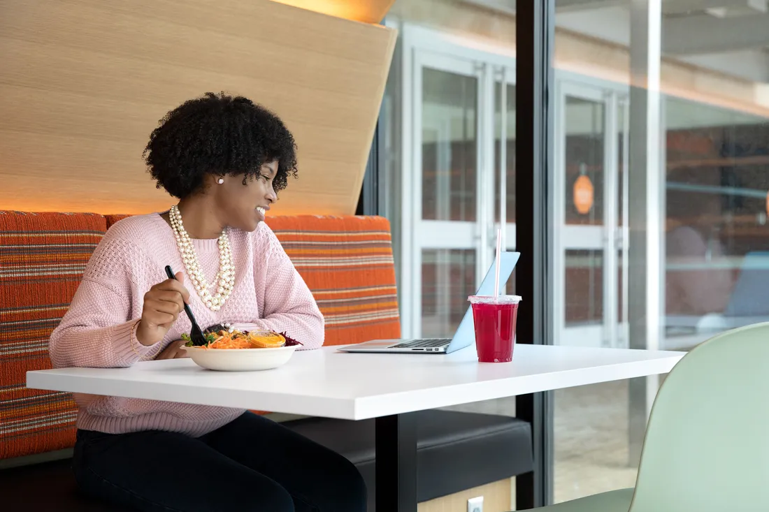 A student eating in Schine.