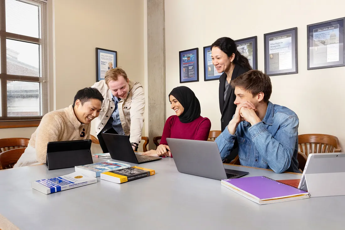 Students around professor Saba Siddiki.